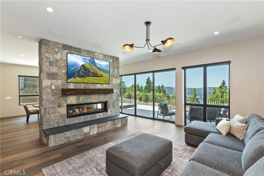 Lake Arrowhead, California, 92352, United States, 3 Bedrooms Bedrooms, ,3 BathroomsBathrooms,Residential,Active,1972160