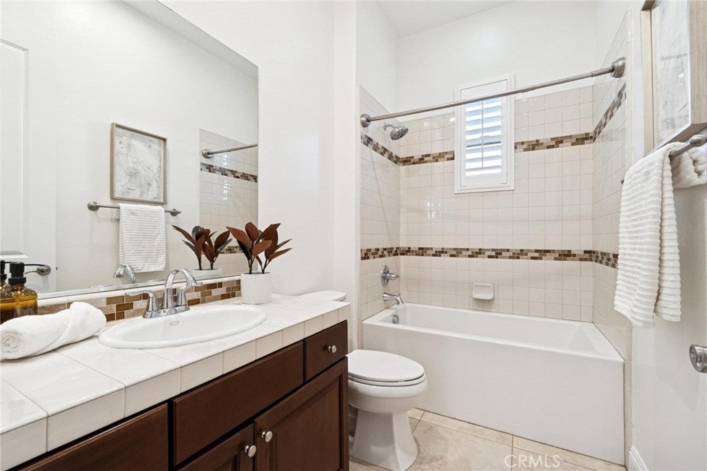 Canyon Country, California, 91387, United States, 3 Bedrooms Bedrooms, ,4 BathroomsBathrooms,Residential,Active,2015235