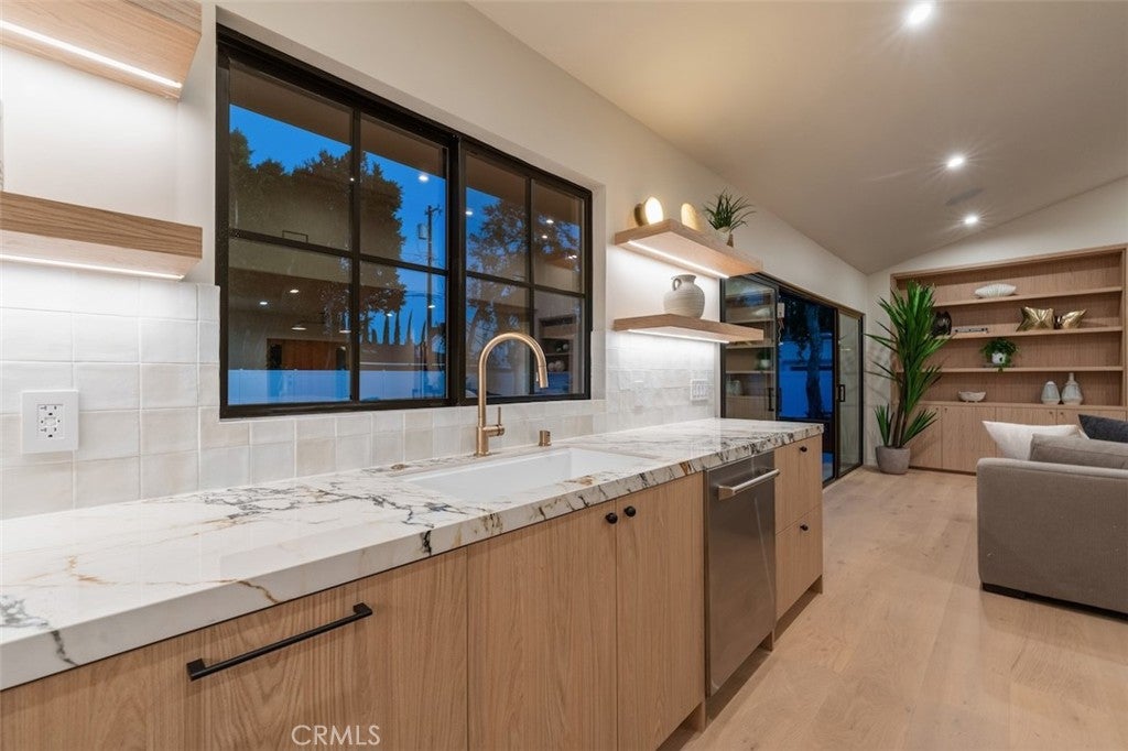 Northridge, California, 91325, United States, 4 Bedrooms Bedrooms, ,4 BathroomsBathrooms,Residential,Active,2030583