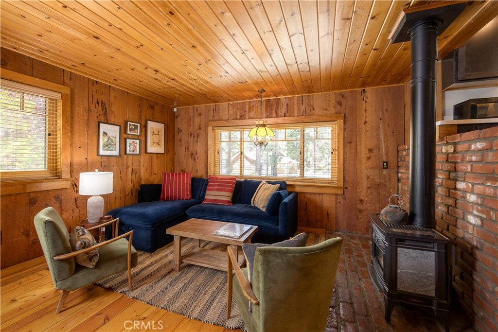 Big Bear Lake, California, 92315, United States, 4 Bedrooms Bedrooms, ,3 BathroomsBathrooms,Residential,Contingent,1945531