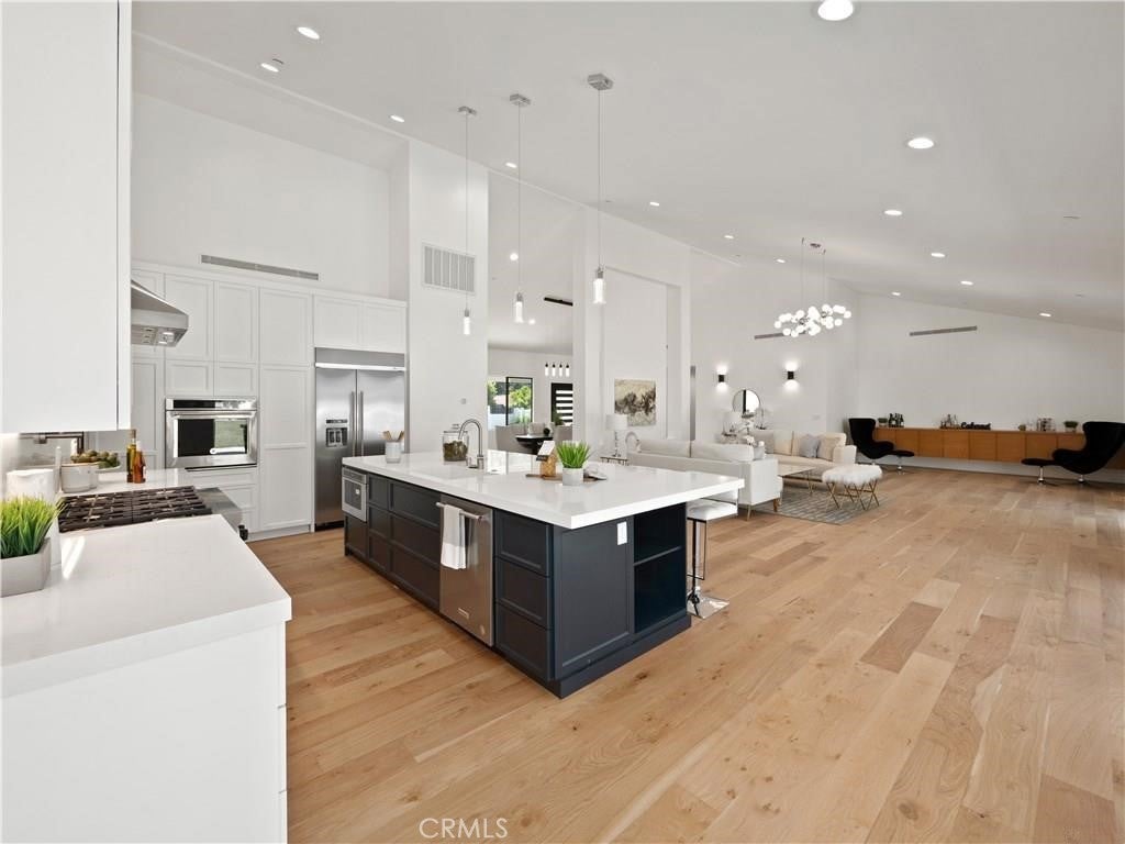 Woodland Hills, California, 91367, United States, 5 Bedrooms Bedrooms, ,5 BathroomsBathrooms,Residential,Pending,1843402