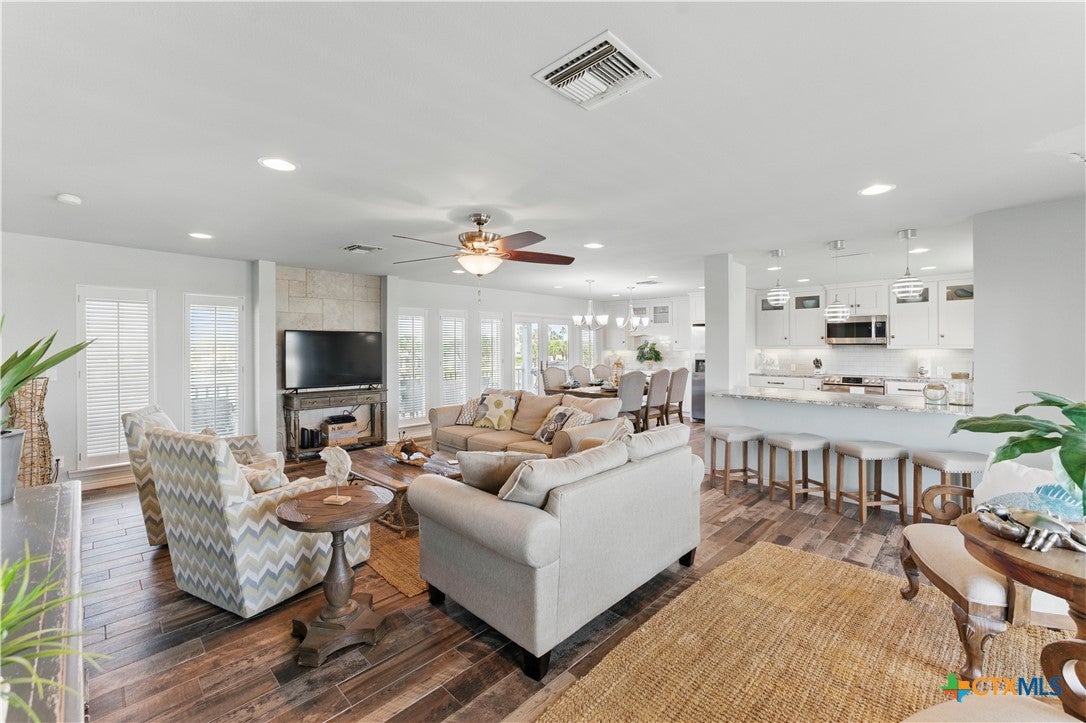 Rockport, Texas, 78382, United States, 4 Bedrooms Bedrooms, ,4 BathroomsBathrooms,Residential,Active,1973291