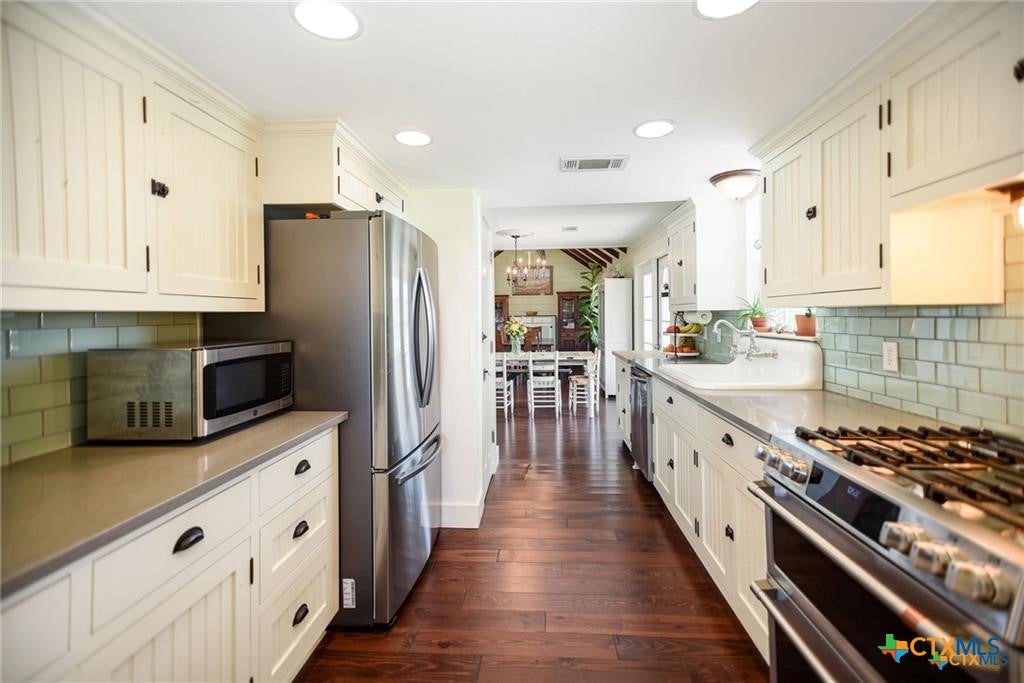 Port Lavaca, Texas, 77979, United States, ,3 BathroomsBathrooms,Residential,Active,1871190