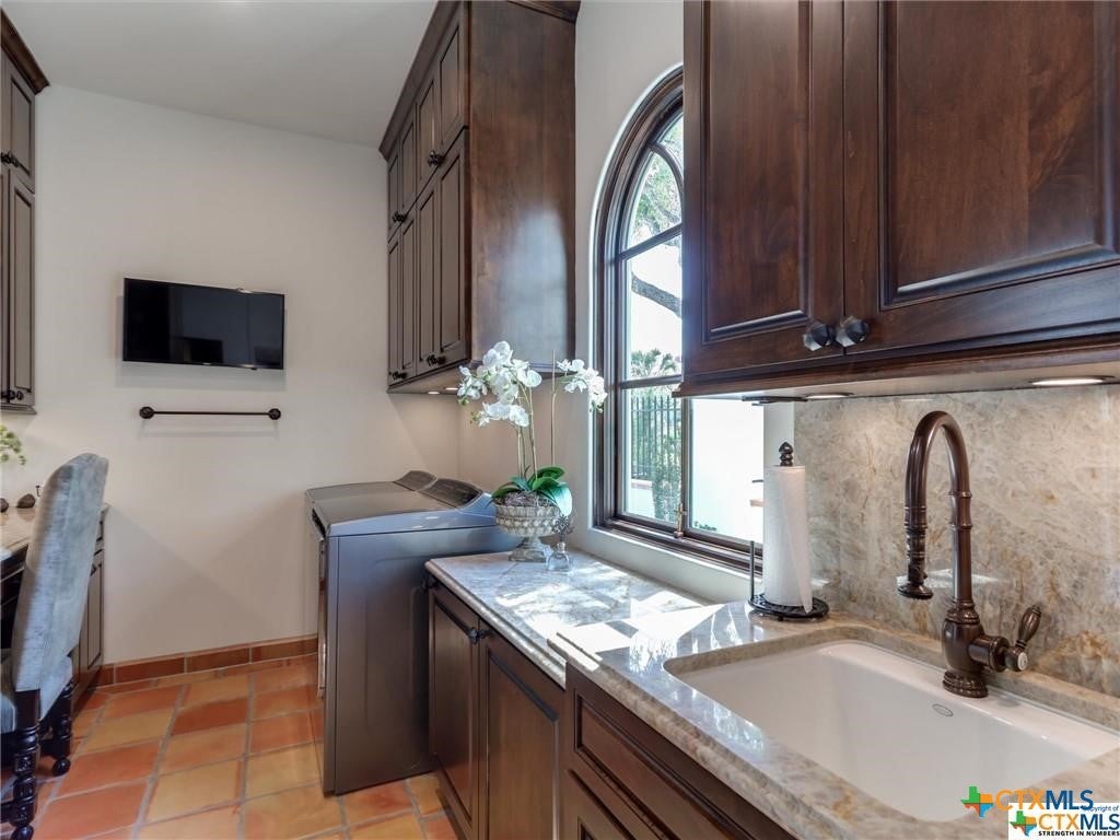 Victoria, Texas, 77904, United States, 5 Bedrooms Bedrooms, ,8 BathroomsBathrooms,Residential,Active,1912815