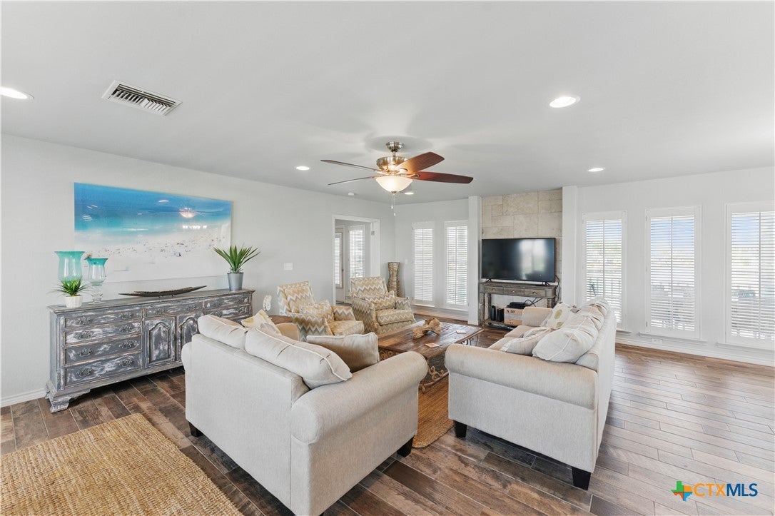 Rockport, Texas, 78382, United States, 4 Bedrooms Bedrooms, ,4 BathroomsBathrooms,Residential,Active,1973291