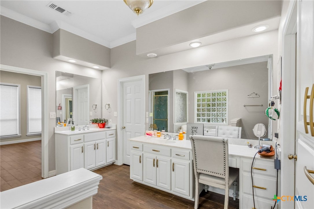 Victoria, Texas, 77904, United States, 5 Bedrooms Bedrooms, ,5 BathroomsBathrooms,Residential,Active,1961924