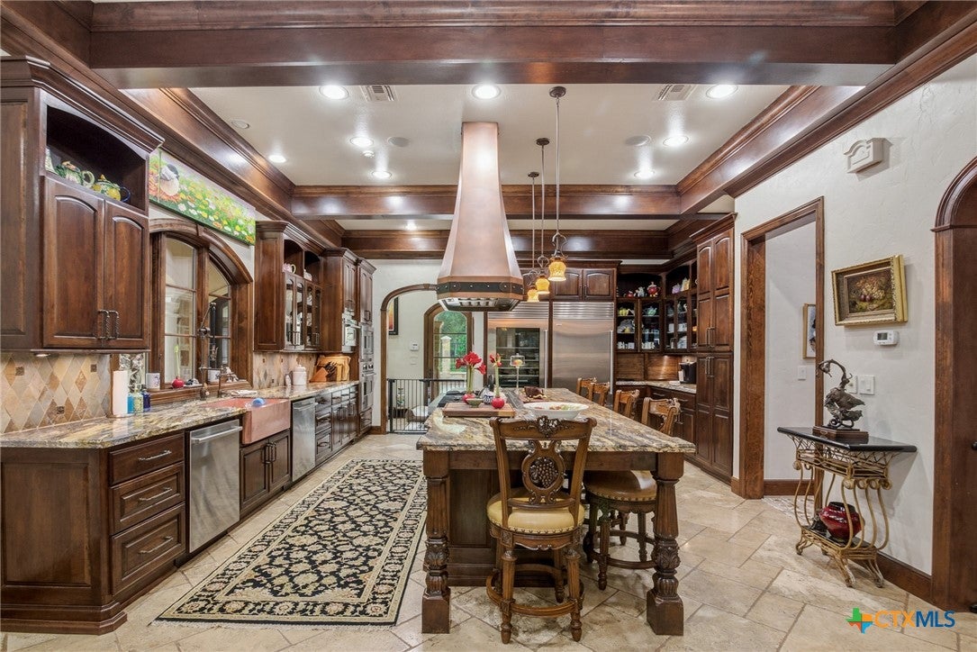 Inez, Texas, 77968, United States, 5 Bedrooms Bedrooms, ,6 BathroomsBathrooms,Residential,Active,1999904