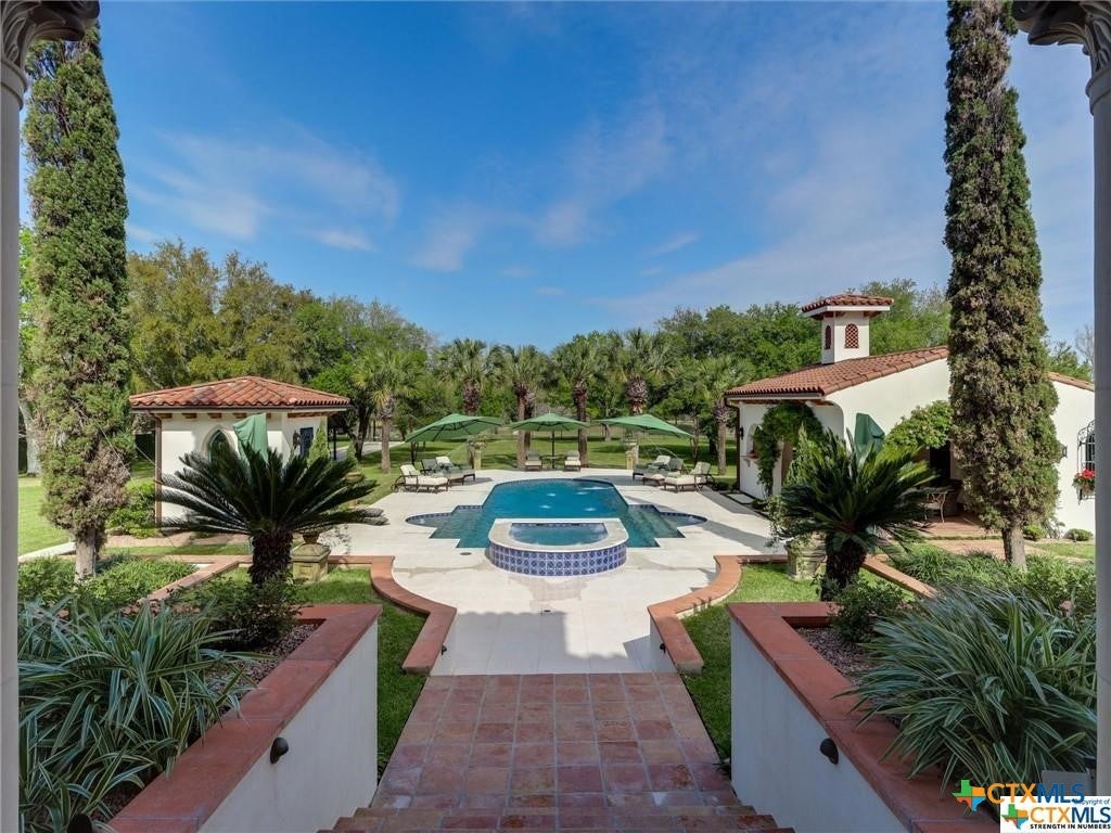 Victoria, Texas, 77904, United States, 5 Bedrooms Bedrooms, ,8 BathroomsBathrooms,Residential,Active,1912815