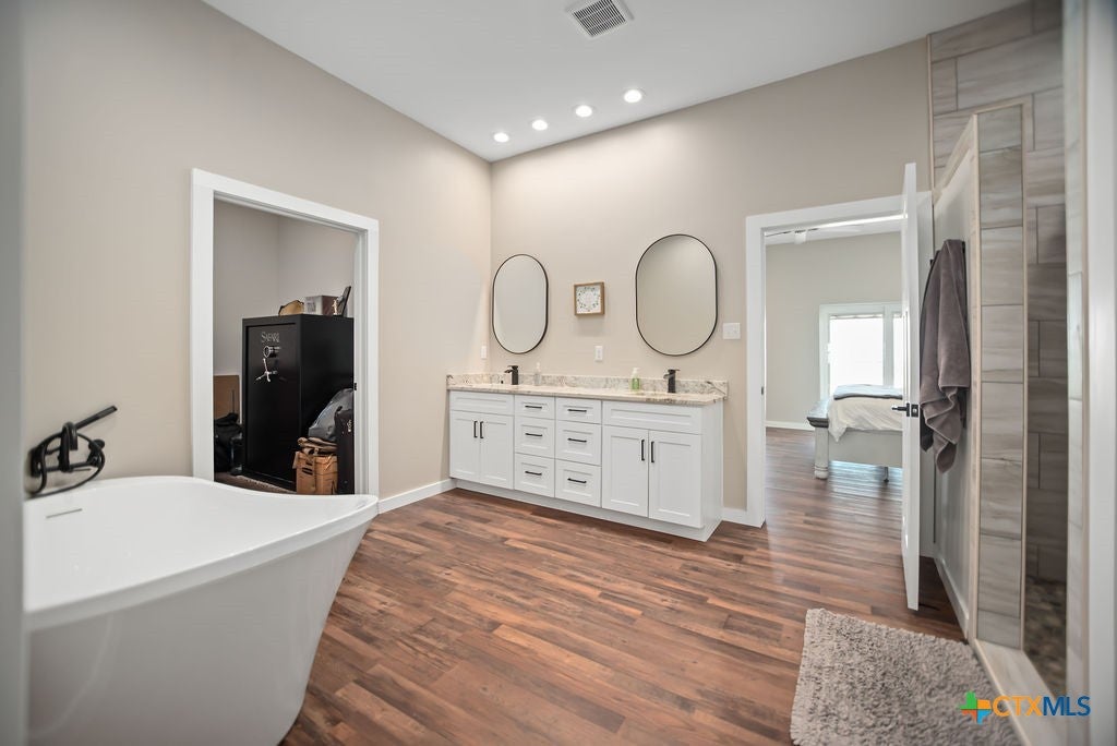 Port Lavaca, Texas, 77979, United States, 4 Bedrooms Bedrooms, ,3 BathroomsBathrooms,Residential,Active,1946527