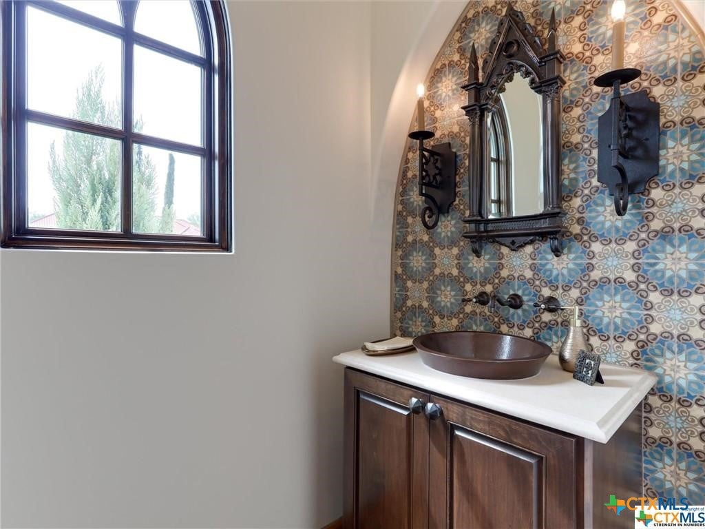 Victoria, Texas, 77904, United States, 5 Bedrooms Bedrooms, ,8 BathroomsBathrooms,Residential,Active,1912815