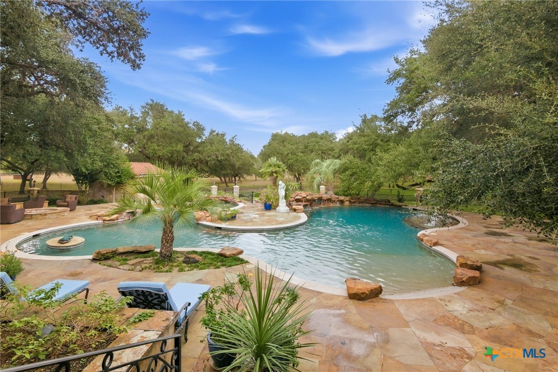 Inez, Texas, 77968, United States, 5 Bedrooms Bedrooms, ,6 BathroomsBathrooms,Residential,Active,1999904