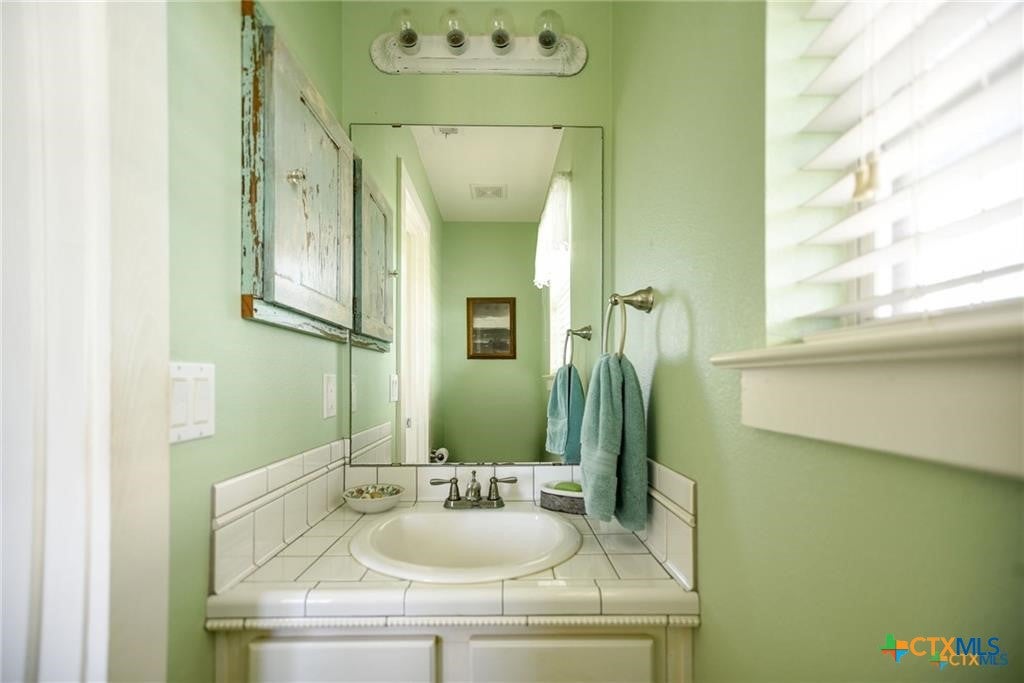Port Lavaca, Texas, 77979, United States, ,3 BathroomsBathrooms,Residential,Active,1871190