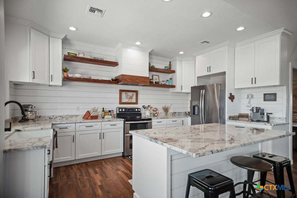 Port Lavaca, Texas, 77979, United States, 4 Bedrooms Bedrooms, ,3 BathroomsBathrooms,Residential,Active,1946527