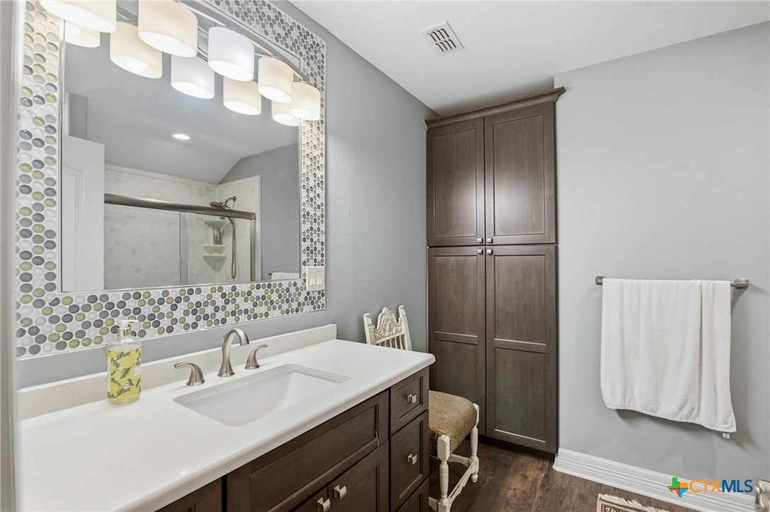 Inez, Texas, 77968, United States, 5 Bedrooms Bedrooms, ,6 BathroomsBathrooms,Residential,Active,1999904