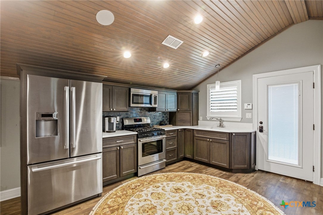 Inez, Texas, 77968, United States, 5 Bedrooms Bedrooms, ,6 BathroomsBathrooms,Residential,Active,1999904