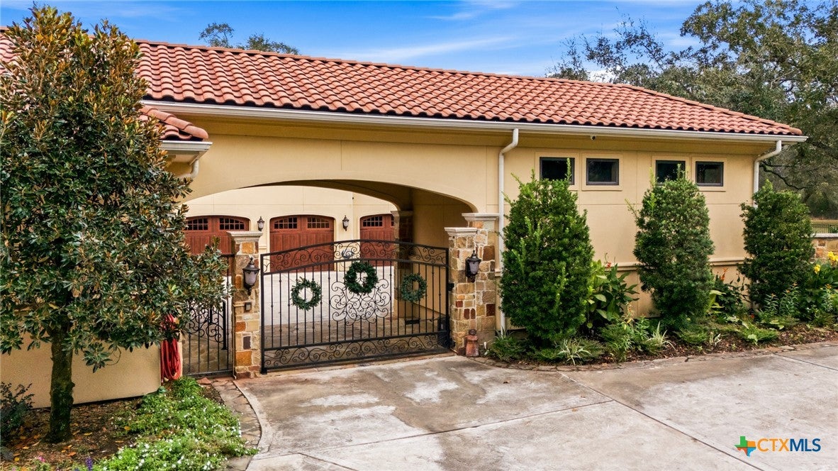 Inez, Texas, 77968, United States, 5 Bedrooms Bedrooms, ,6 BathroomsBathrooms,Residential,Active,1999904