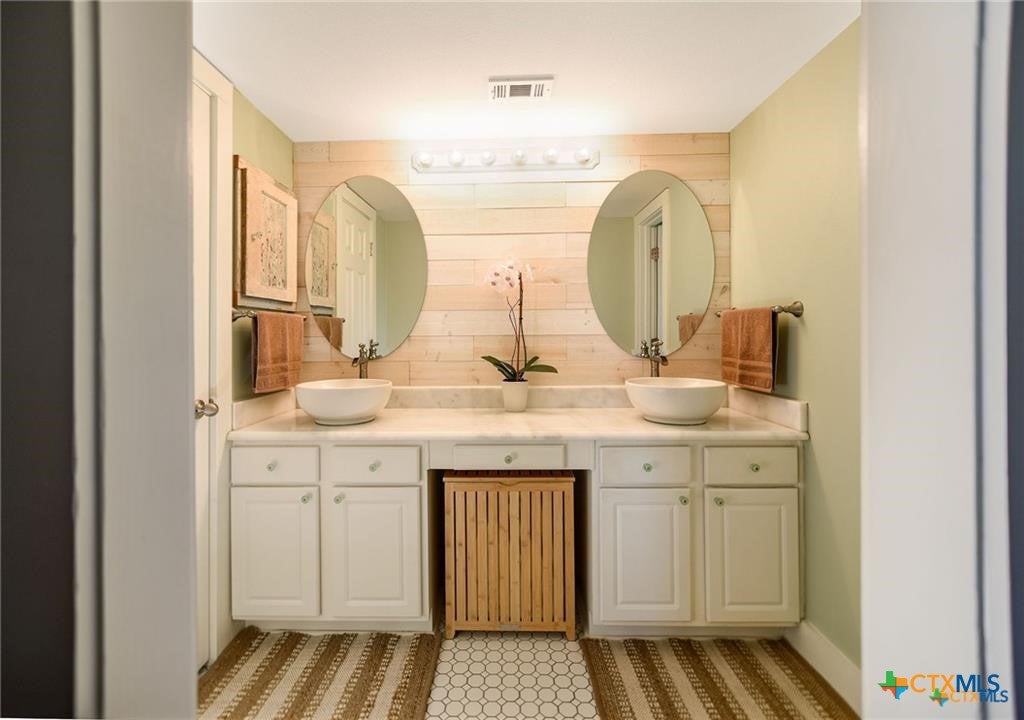 Port Lavaca, Texas, 77979, United States, ,3 BathroomsBathrooms,Residential,Active,1871190