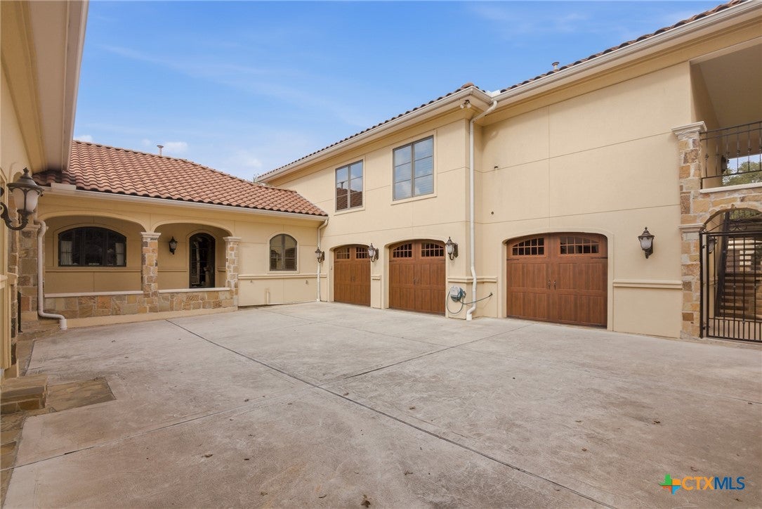 Inez, Texas, 77968, United States, 5 Bedrooms Bedrooms, ,6 BathroomsBathrooms,Residential,Active,1999904