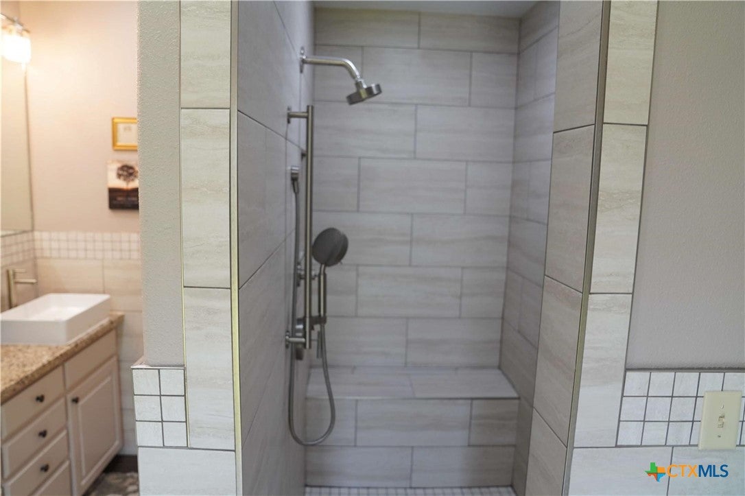 Sheridan, Texas, 77475, United States, 8 Bedrooms Bedrooms, ,5 BathroomsBathrooms,Residential,Active,1960171