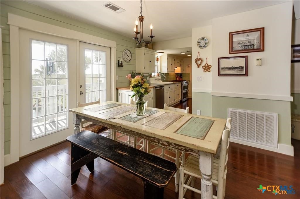 Port Lavaca, Texas, 77979, United States, ,3 BathroomsBathrooms,Residential,Active,1871190