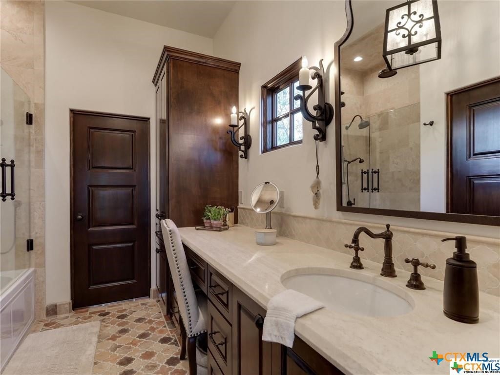 Victoria, Texas, 77904, United States, 5 Bedrooms Bedrooms, ,8 BathroomsBathrooms,Residential,Active,1912815