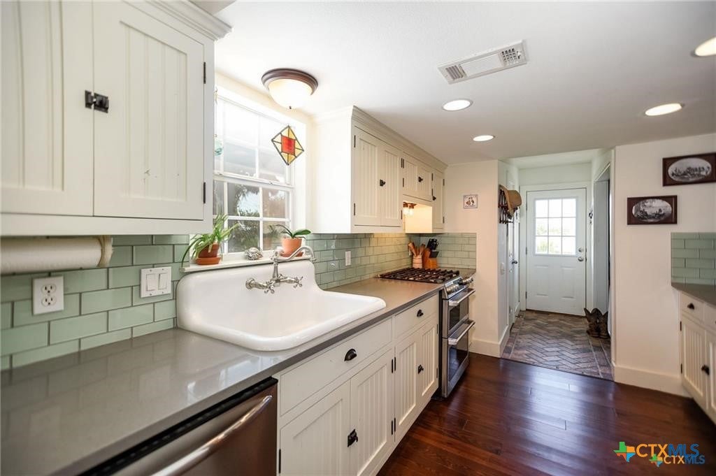 Port Lavaca, Texas, 77979, United States, ,3 BathroomsBathrooms,Residential,Active,1871190