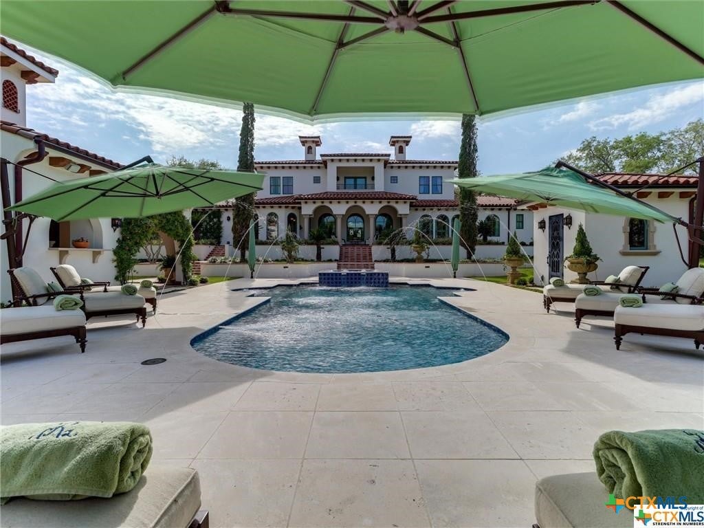 Victoria, Texas, 77904, United States, 5 Bedrooms Bedrooms, ,8 BathroomsBathrooms,Residential,Active,1912815