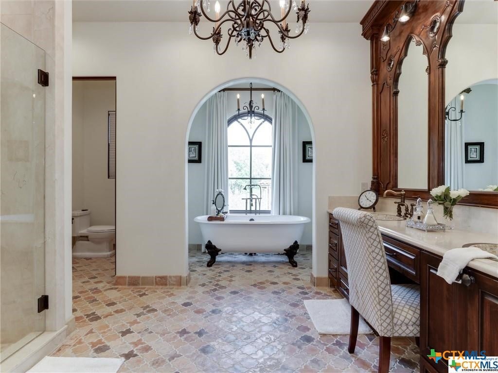 Victoria, Texas, 77904, United States, 5 Bedrooms Bedrooms, ,8 BathroomsBathrooms,Residential,Active,1912815