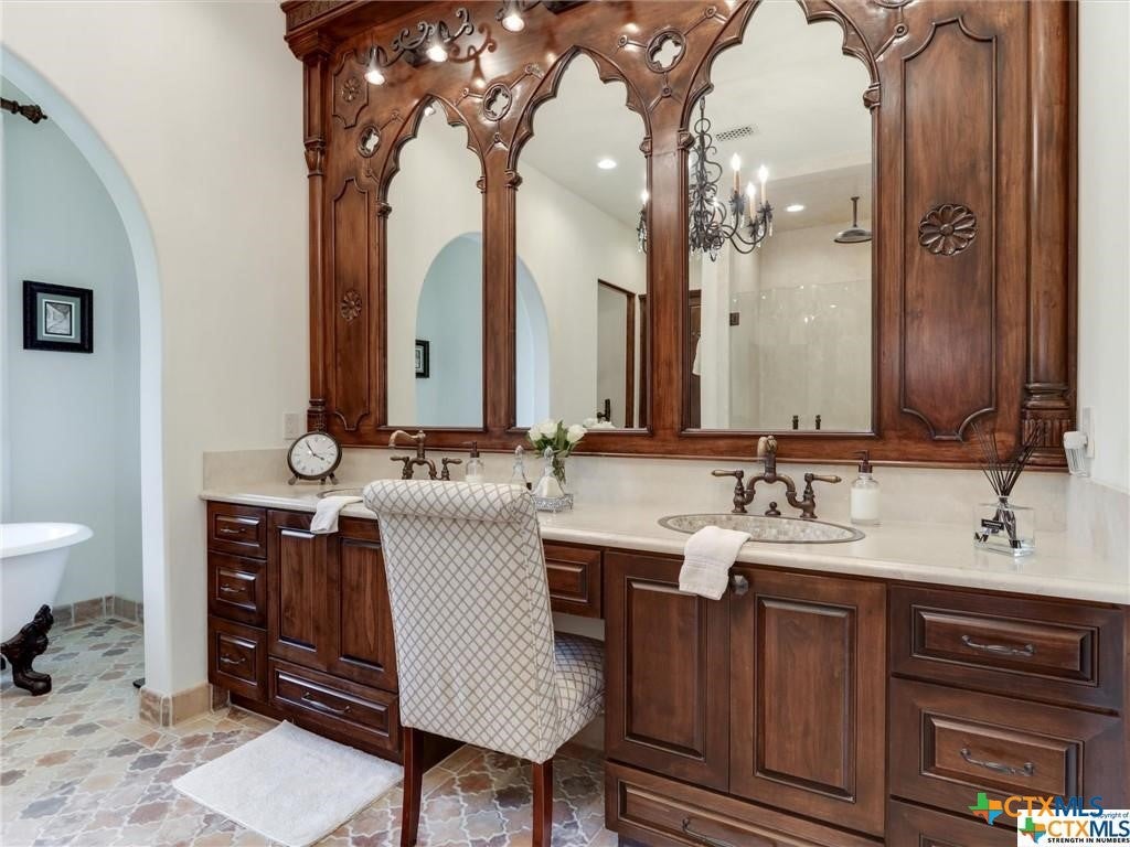 Victoria, Texas, 77904, United States, 5 Bedrooms Bedrooms, ,8 BathroomsBathrooms,Residential,Active,1912815