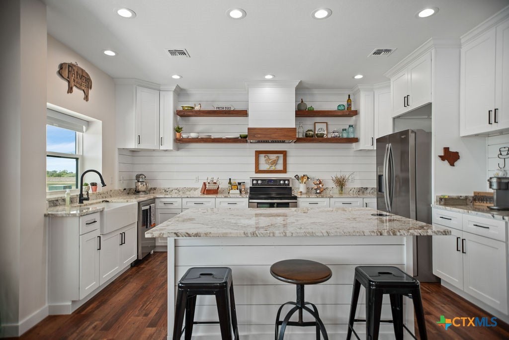 Port Lavaca, Texas, 77979, United States, 4 Bedrooms Bedrooms, ,3 BathroomsBathrooms,Residential,Active,1946527