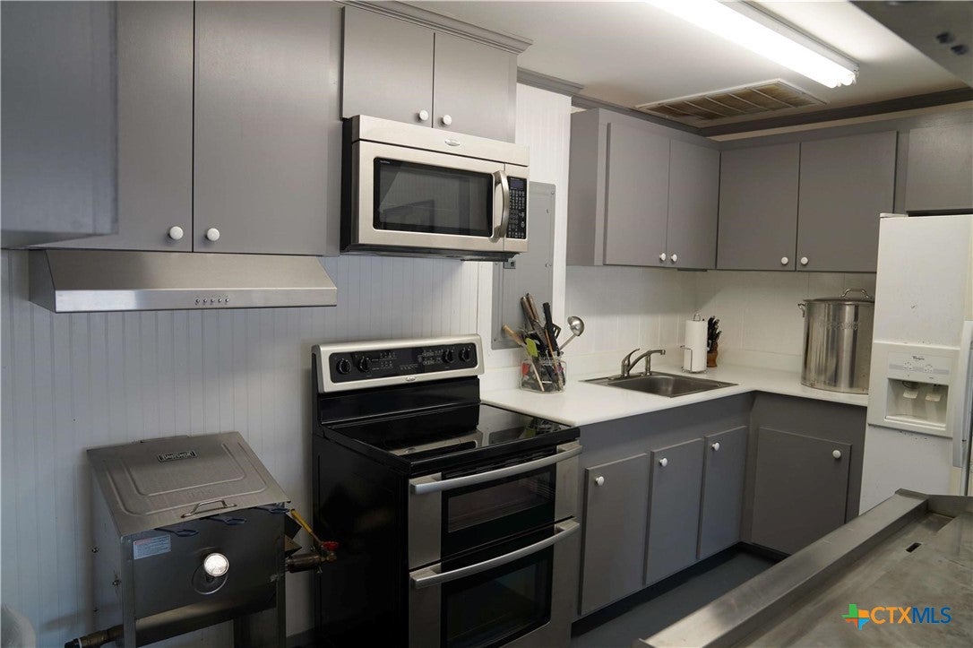 Sheridan, Texas, 77475, United States, 8 Bedrooms Bedrooms, ,5 BathroomsBathrooms,Residential,Active,1960171