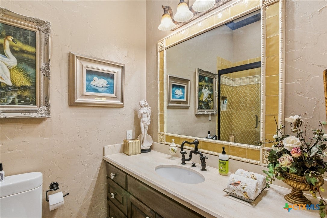 Inez, Texas, 77968, United States, 5 Bedrooms Bedrooms, ,6 BathroomsBathrooms,Residential,Active,1999904