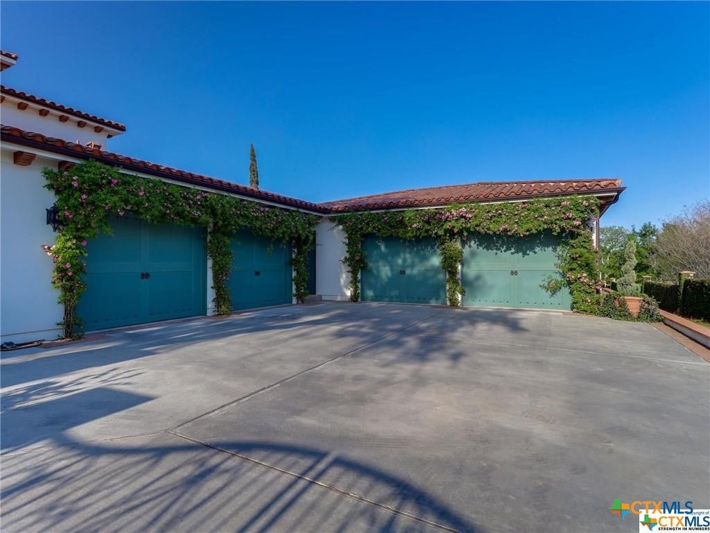 Victoria, Texas, 77904, United States, 5 Bedrooms Bedrooms, ,8 BathroomsBathrooms,Residential,Active,1912815