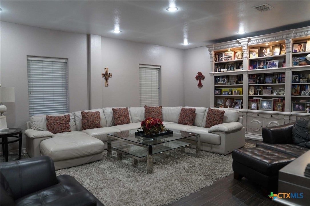 Sheridan, Texas, 77475, United States, 8 Bedrooms Bedrooms, ,5 BathroomsBathrooms,Residential,Active,1960171