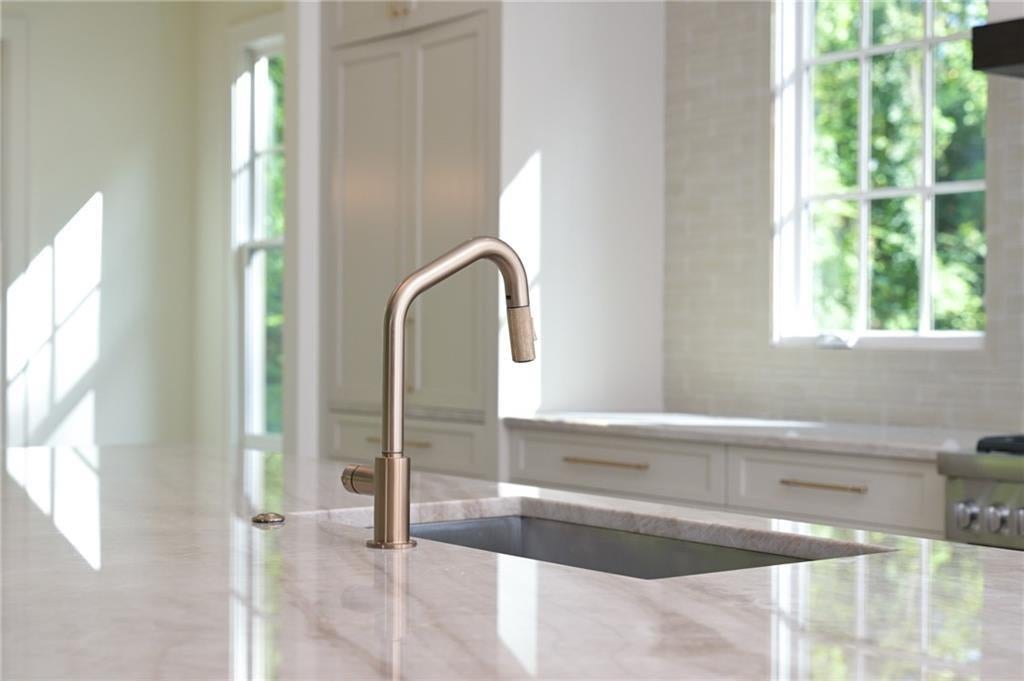 Atlanta, Georgia, 30305, United States, 6 Bedrooms Bedrooms, ,5 BathroomsBathrooms,Residential,Active,1997589