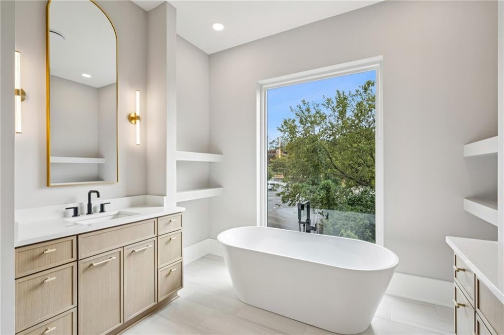 Atlanta, Georgia, 30308, United States, 4 Bedrooms Bedrooms, ,5 BathroomsBathrooms,Residential,Pending,1997548