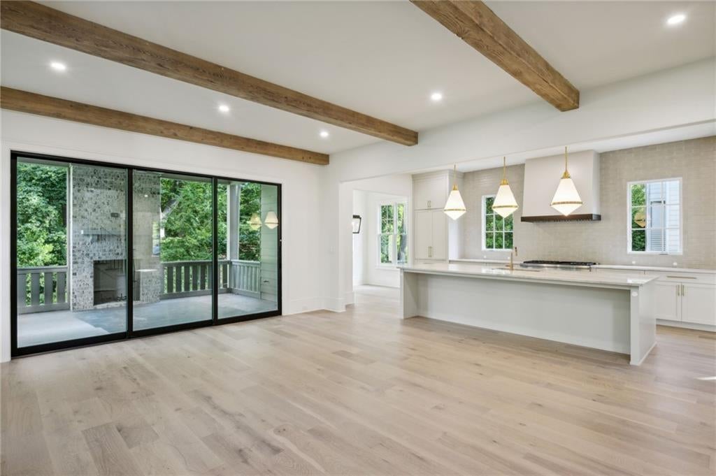 Atlanta, Georgia, 30305, United States, 6 Bedrooms Bedrooms, ,5 BathroomsBathrooms,Residential,Active,1997589