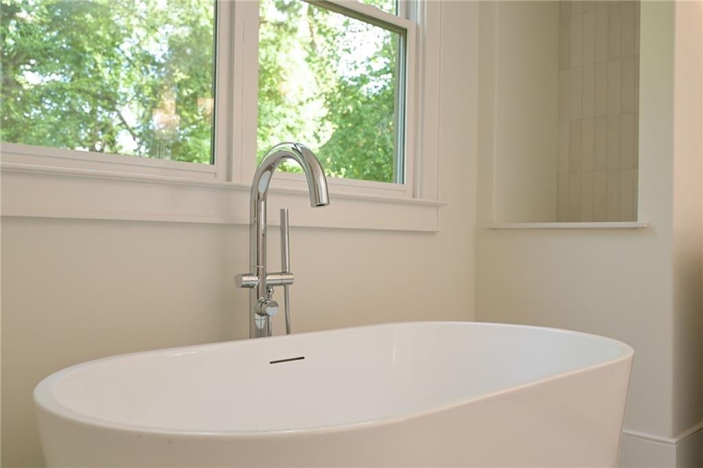 Atlanta, Georgia, 30305, United States, 6 Bedrooms Bedrooms, ,5 BathroomsBathrooms,Residential,Active,1997589