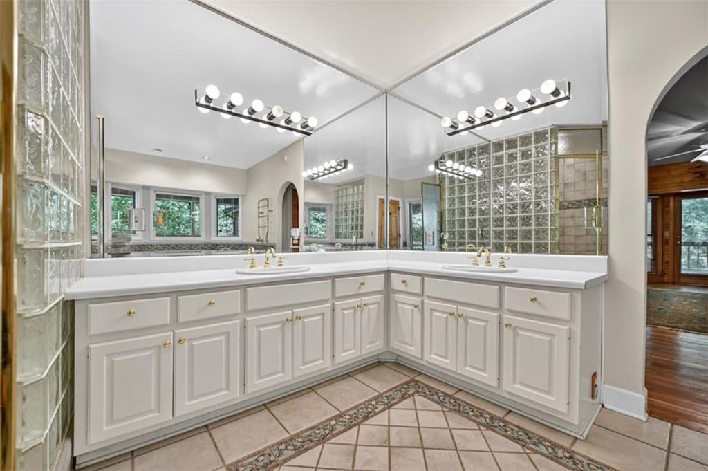 Ellijay, Georgia, 30536, United States, 3 Bedrooms Bedrooms, ,5 BathroomsBathrooms,Residential,Active,1933729