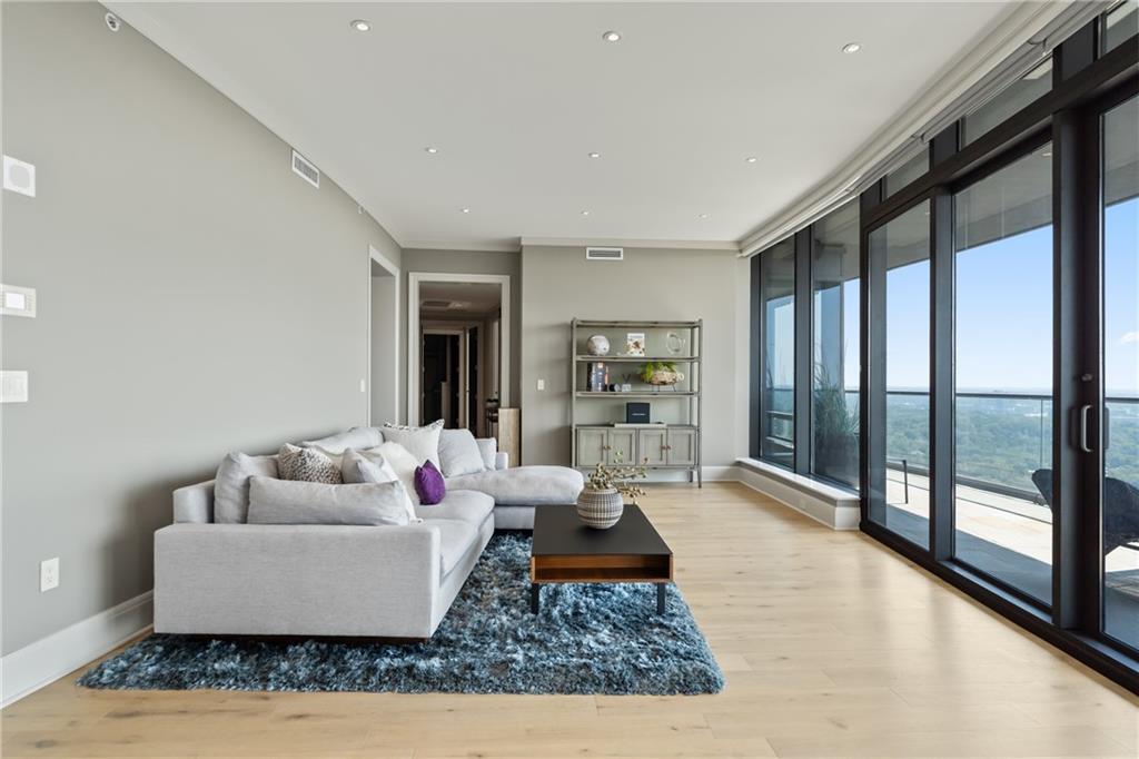 Atlanta, Georgia, 30326, United States, 2 Bedrooms Bedrooms, ,3 BathroomsBathrooms,Residential,Active,1945302