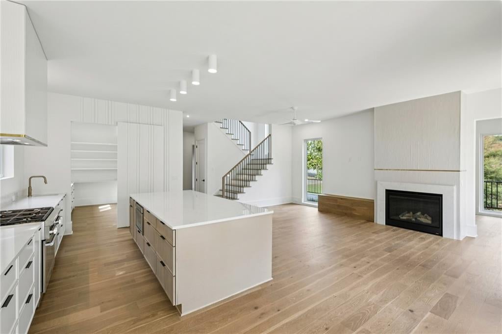 Atlanta, Georgia, 30308, United States, 4 Bedrooms Bedrooms, ,5 BathroomsBathrooms,Residential,Pending,1997548