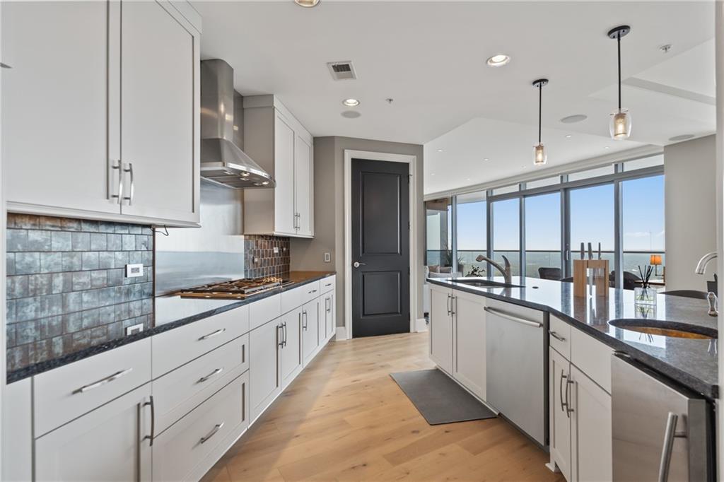 Atlanta, Georgia, 30326, United States, 2 Bedrooms Bedrooms, ,3 BathroomsBathrooms,Residential,Active,1945302