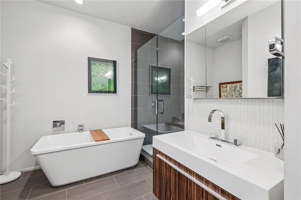 Atlanta, Georgia, 30309, United States, 3 Bedrooms Bedrooms, ,4 BathroomsBathrooms,Residential,Active,1997555