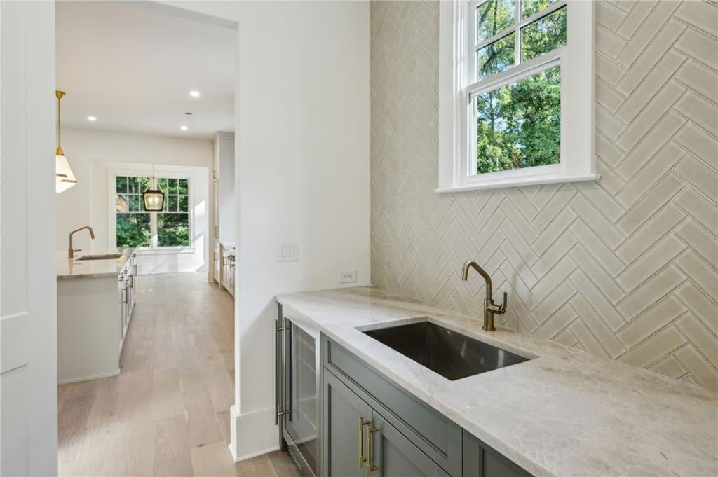 Atlanta, Georgia, 30305, United States, 6 Bedrooms Bedrooms, ,5 BathroomsBathrooms,Residential,Active,1997589