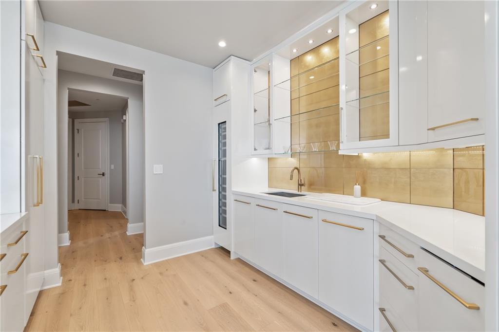 Atlanta, Georgia, 30326, United States, 2 Bedrooms Bedrooms, ,3 BathroomsBathrooms,Residential,Active,1945473