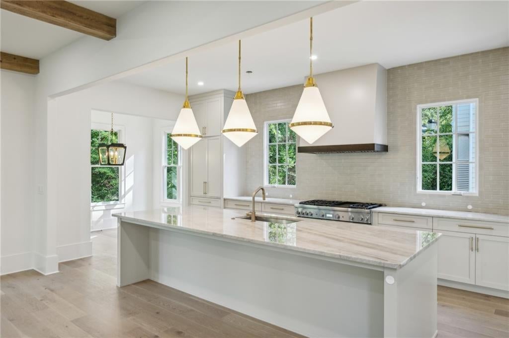 Atlanta, Georgia, 30305, United States, 6 Bedrooms Bedrooms, ,5 BathroomsBathrooms,Residential,Active,1997589