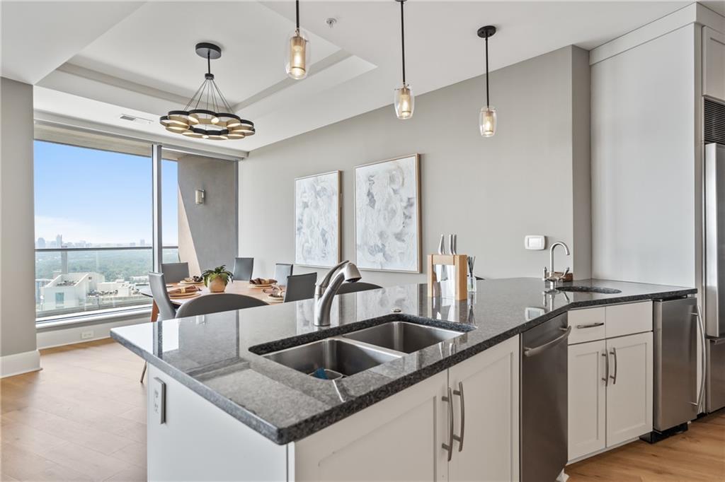 Atlanta, Georgia, 30326, United States, 2 Bedrooms Bedrooms, ,3 BathroomsBathrooms,Residential,Active,1945302