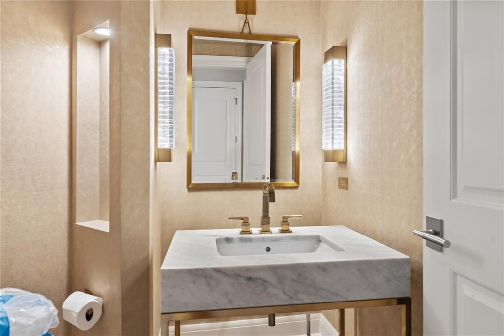 Atlanta, Georgia, 30326, United States, 2 Bedrooms Bedrooms, ,3 BathroomsBathrooms,Residential,Active,1945473