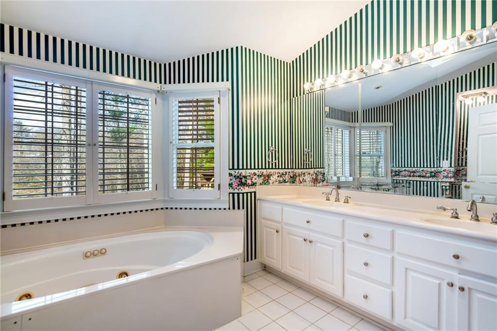 Blairsville, Georgia, 30512, United States, ,4 BathroomsBathrooms,Residential,Active,1702941