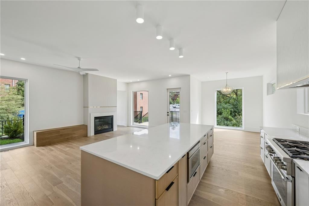 Atlanta, Georgia, 30308, United States, 4 Bedrooms Bedrooms, ,5 BathroomsBathrooms,Residential,Pending,1997548